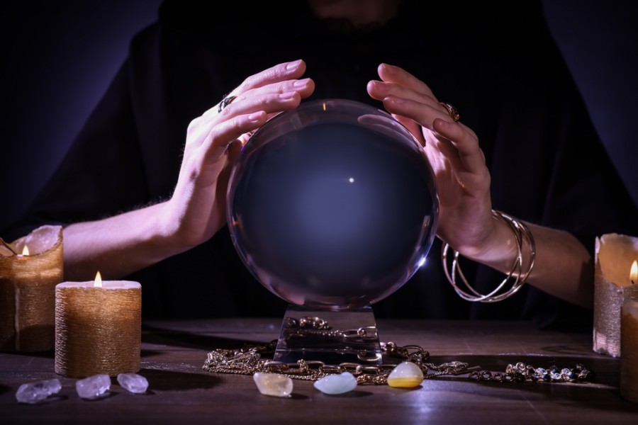 La boule de cristal oui ou non peut-elle réellement prédire l'avenir de manière fiable ?