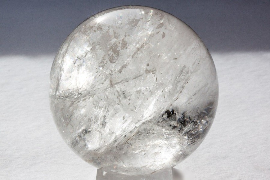 Boule de cristal oui non : une bonne alternative à la voyance traditionnelle ?