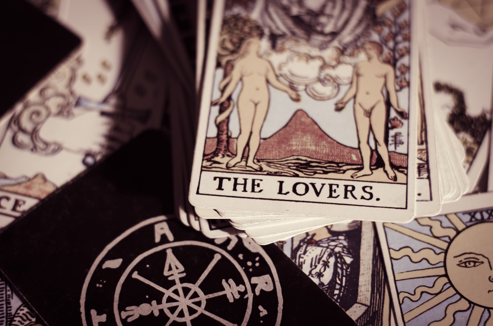 Tarot de couple gratuit : tout savoir sur votre avenir amoureux